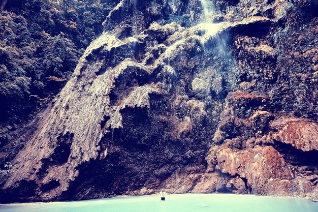 ungle waterfall philippines / река падает со скал, водопад на филиппинских островах, туризм в азии