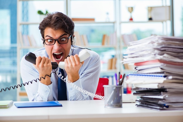 Foto lavoratore di call center arrabbiato infelice frustrato dal carico di lavoro