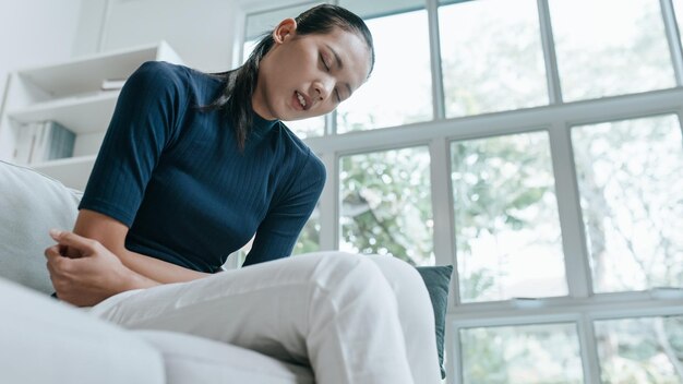 写真 胃の痛みに苦しむ不幸なアジア人女性