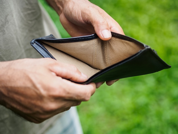 Photo unhappy bankrupt man with empty wallet