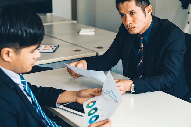 写真 不幸なビジネスマネージャーと若いビジネスマン