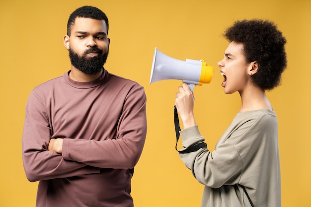 Foto coppia infelice donna afroamericana con l'altoparlante che litiga urlando relazioni abusive