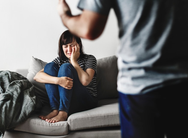 Photo unhappy couple arguing on the sofa