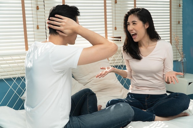 不幸なカップルが床に隣に座って話したり喧したりしない