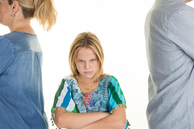 Несчастная девушка, стоящая между разводящимися отцом и матерью