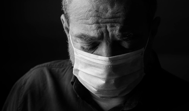 사진 의료 마스크를 입은 불행한 남성 의사