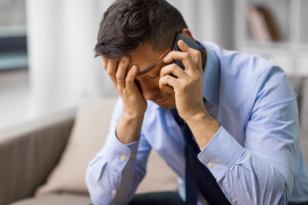 Photo unhappy man calling on smartphone