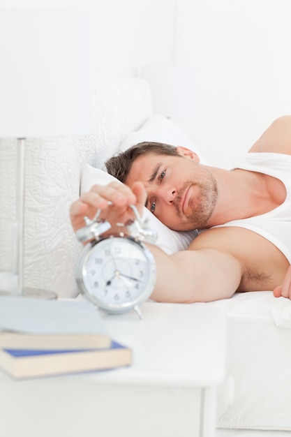 Photo a unhappy man in his bed before waking up