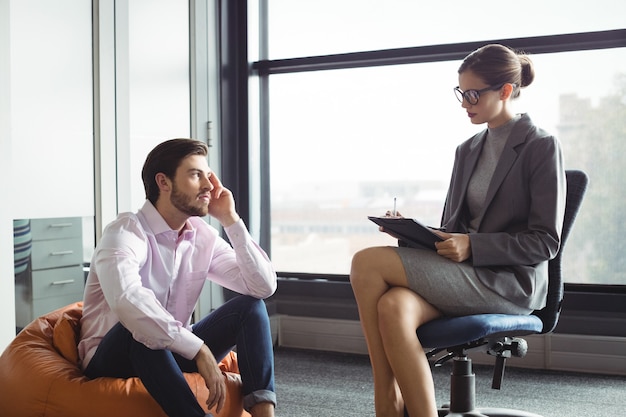 Foto uomo infelice che parla al consulente