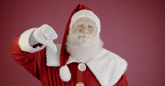 Несчастный Санта-Клаус показывает большой палец вниз.