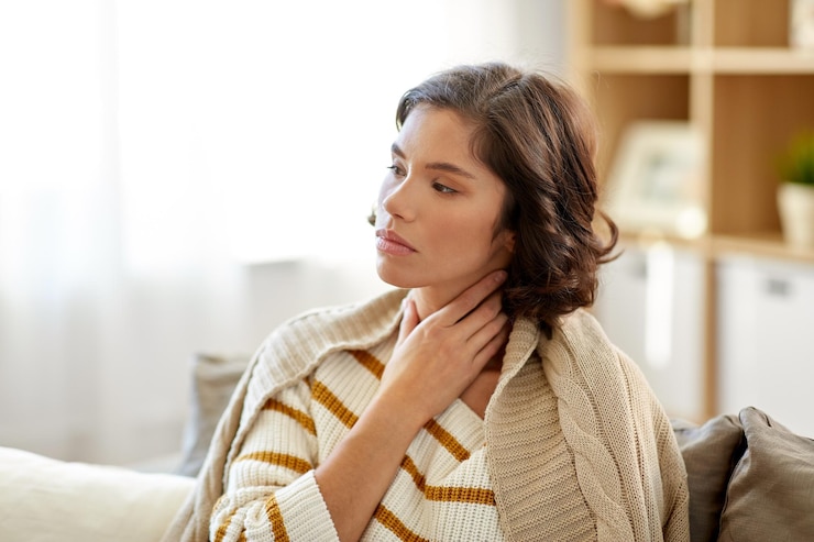 Photo unhappy sick woman with sore throat at home