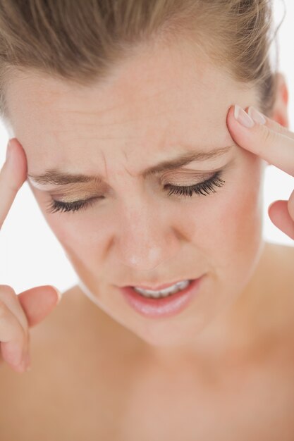 Несчастная женщина с сильной головной болью