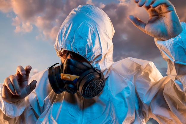 Foto aria malsana contaminata dall'inquinamento, uomo con maschera e tuta protettiva, concetto di malattie biologiche e problemi ambientali