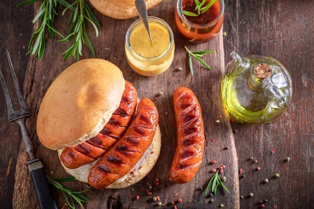 Foto salsiccia alla griglia malsana con panino di maiale