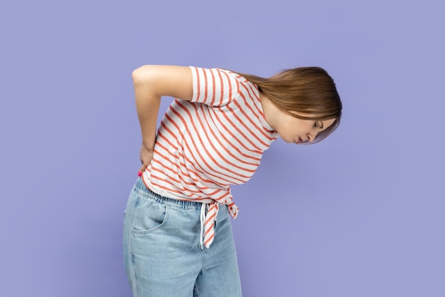 Donna bionda malata malata malsana che ha disagio calcoli renali muscolari lombari inferiori