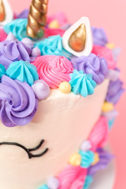 다양한 색상의 버터크림 아이싱으로 장식된 유니콘 케이크.