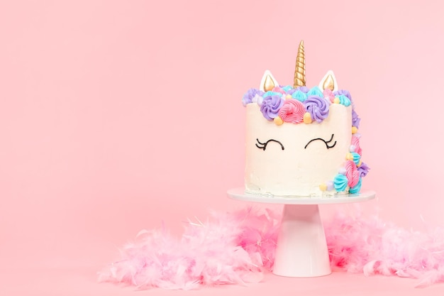 Foto torta unicorno decorata con glassa al burro multicolor.