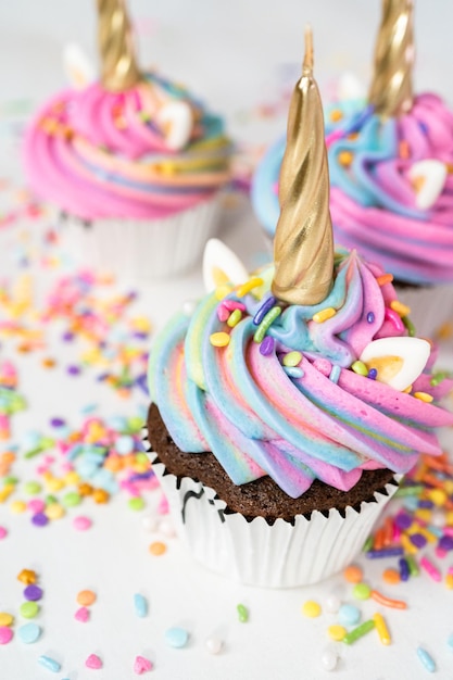 Unicorn cupcakes gedecoreerd met kleurrijke buttercream icing en hagelslag.