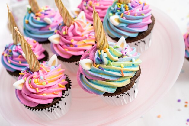 Unicorn cupcakes gedecoreerd met kleurrijke buttercream icing en hagelslag.