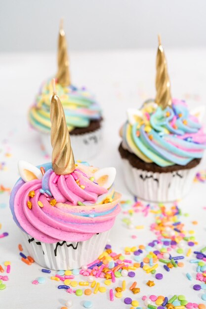 Unicorn cupcakes gedecoreerd met kleurrijke buttercream icing en hagelslag.