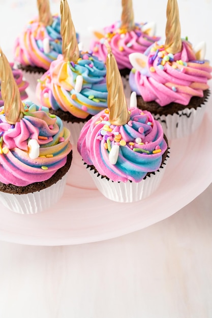 Unicorn cupcakes gedecoreerd met kleurrijke buttercream icing en hagelslag.