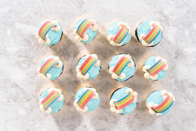 Cupcake al cioccolato arcobaleno unicorno