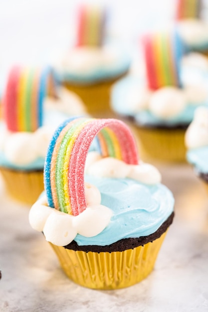 Foto cupcake al cioccolato arcobaleno unicorno
