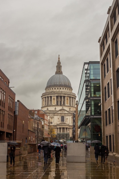 写真 雨の日にセント ・ ポール大聖堂で正体不明の人々 ロンドン イングランドの英国国教会大聖堂
