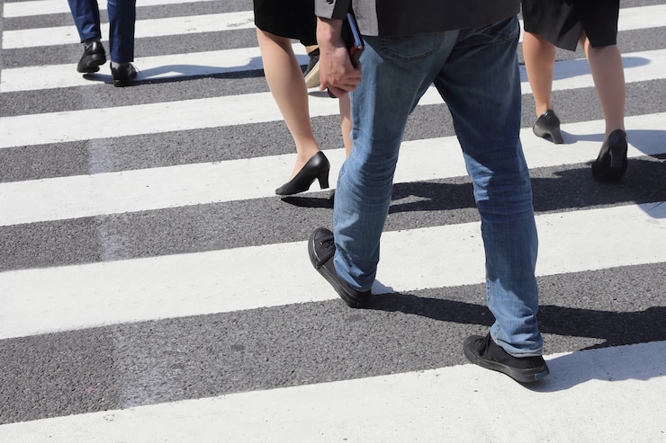 Photo unidentified people legs crossing street