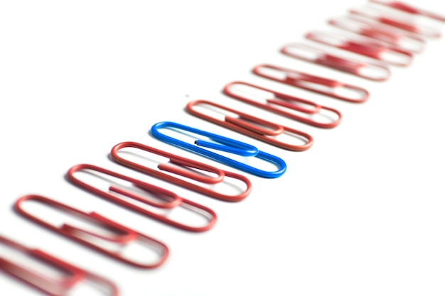 Uniek concept blauwe unieke paperclip met rode paperclips