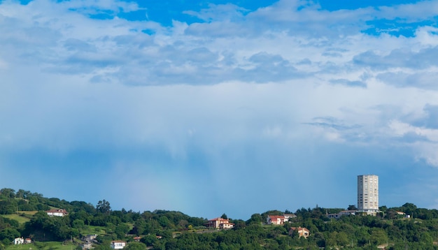 Uniek gebouw met veel lucht en subtiele regenboog