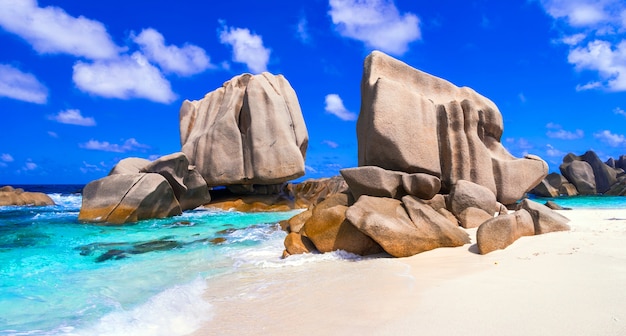 Uniek graniet rotsachtig strand Anse Marron in La Digue-eiland, Seychellen