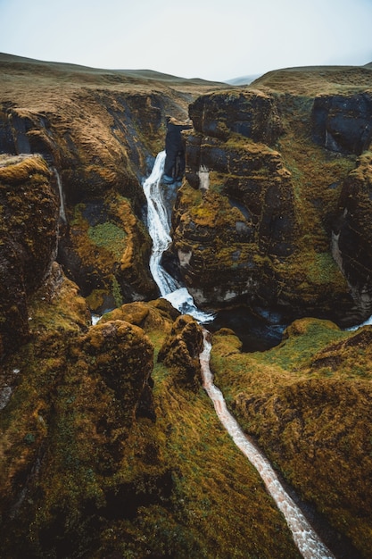 Uniek landschap van fjadrargljufur in ijsland.