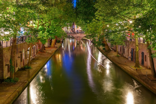 Unieke dijken met twee niveaus langs de oudegracht bij nacht utrecht nederland