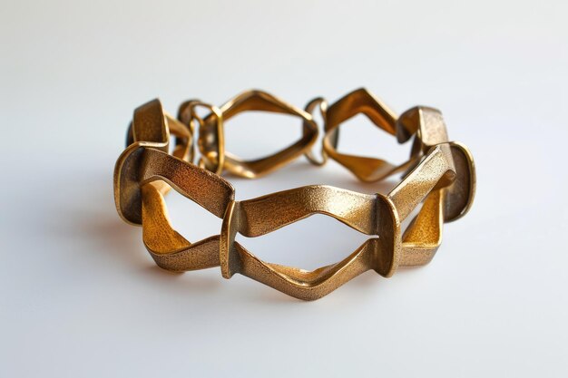 Unieke geometrische armband met met elkaar verweven gouden vormen Opvallende armband Met met zich verweven geometrische gouden vormen voor een onderscheidende uitstraling