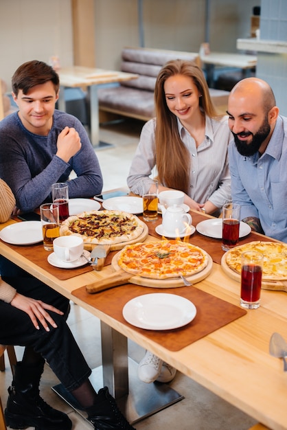 Unieke hete pizza in brand close-up tijdens een gezellig diner.