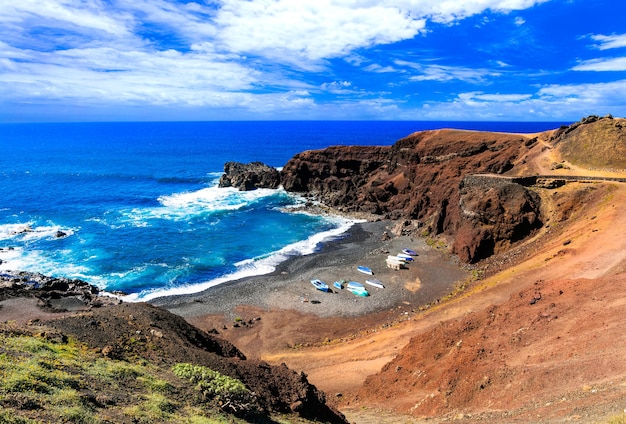 Unieke kleurrijke stranden van vulkanisch Lanzarote. Canarische eilanden