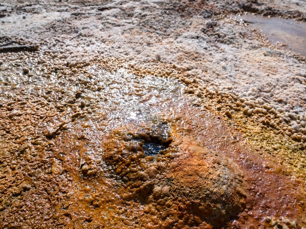 Unieke textuur minerale zoutafzettingen en hete geneeskrachtige bronnen van het kuuroord in Griekenland