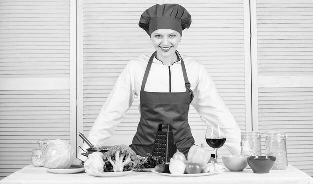 Uniform voor professionele chef-kok Lady schattige chef-kok leert culinaire kunsten Verbeter culinaire vaardigheden Beste culinaire recepten om thuis te proberen Welkom bij mijn culinaire show Vrouw mooie chef-kok draagt hoed en schort