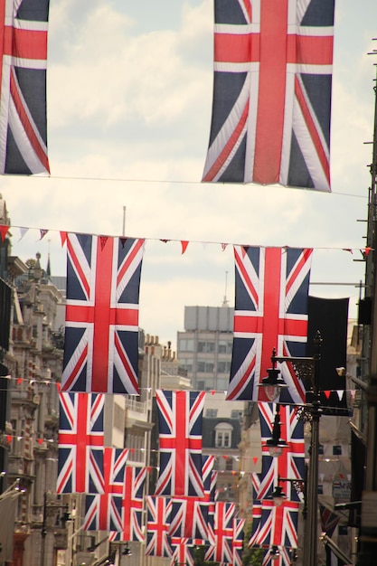 사진 도시 거리 에 있는 기둥 에 union jack 발 이 걸려 있다