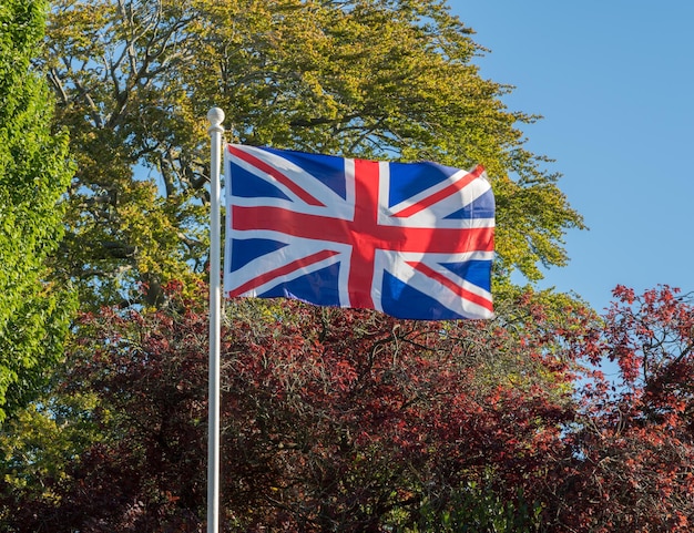 Union Jack of Union Flag vliegend bij harde wind