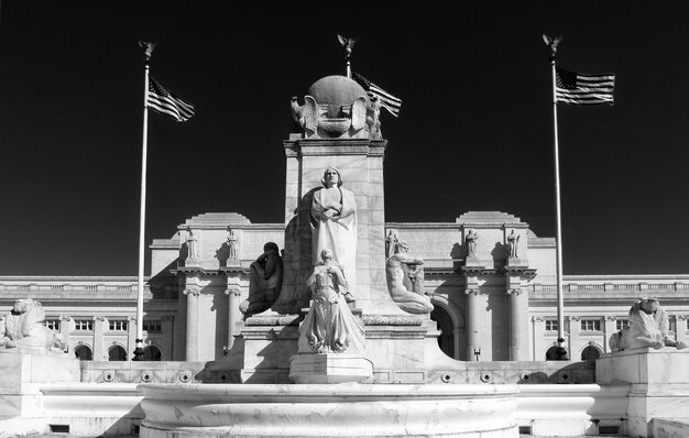 Foto stazione union a washington dc vista a basso angolo in bianco e nero con un cielo limpido