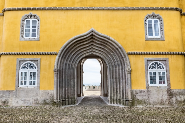 Фото Уникальная арка и части замка пена. синтра португалия.