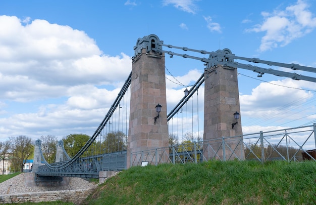 Photo unique chain bridges over the velikaya river suspension bridge over the velikaya river in the city