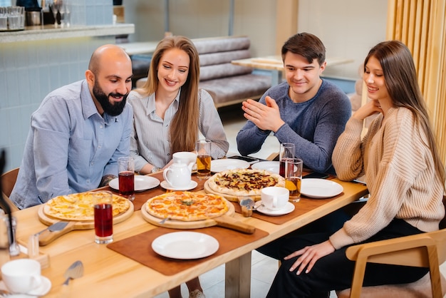 Pizza calda unica sul primo piano del fuoco durante una cena amichevole?