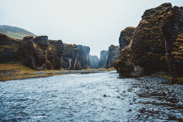 Paesaggio unico di fjadrargljufur in islanda.