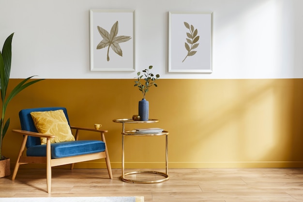 Уникальная гостиная в современном стиле с дизайнерским креслом, элегантным золотым журнальным столиком, рамами, цветами в вазе.