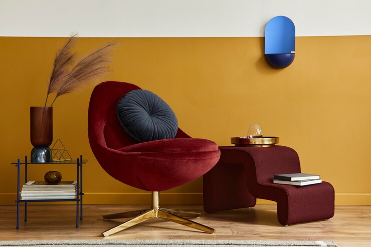 Photo unique living room in modern style interior with poster frame, design red velvet armchair, elegant furniture, decoration and pesronal accessories in home decor