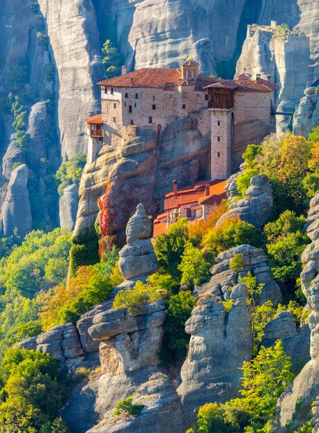 사진 유니크한 메테오라 수도원: 높은 바위 가장자리에 위치한 성 루사누 수도원 (zoom view on the holy roussanou monastery)