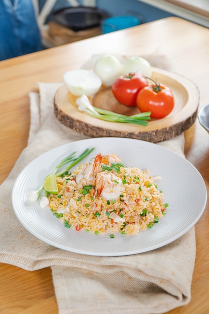 Photo unique style thai shrimp fried rice serves on the dish